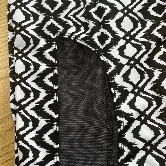 Onzie Black and White Geometric Patterned Mesh Side Crop Leggings - Picture 5 of 8